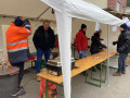 In unserem Zelt wird der Glühwein vorbereitet und der Maroniofen angeheizt