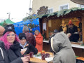 Die ersten Gäste lassen sich den Schilcherglühwein und den Gyros schmecken