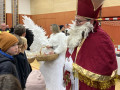 Die Engel helfen beim Verteilen der Lebkuchen