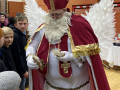 Der Nikolaus verteilt  Lebkuchen an jedes Kind und es scheint, als hätte er selbst Flügel