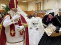 Der Nikolaus mit seinen beiden Helferinnen