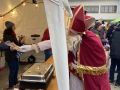 Auch unsere Mitarbeiter im Zelt bekommen einen Nikolaus aus Lebkuchen