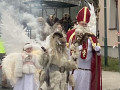 Der Nikolaus wird begleitet von himmlischen Gestalten und teuflischen Gesellen