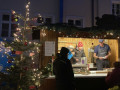 Der geschmückte und beleuchtete Tannenbaum trägt am Abend zur weihnachtlichen Stimmung bei