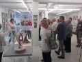Ausstellungsbereich der Kunstwerke aus Keramik