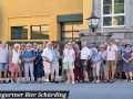 Gruppenfoto vor der Brauerei