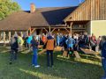 Immer mehr wanderfreudige Leute  treffen beim Start ein