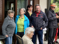 Warten auf der Terasse, dass der Regen aufhört
