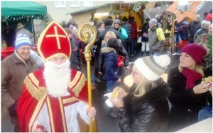 Hoher Besuch am am Siedlerstandl: Der Nikolaus ist gekommen